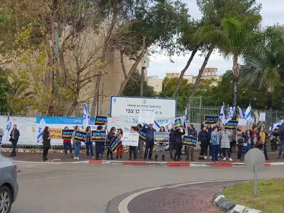 הפגנה בתיכון בן צבי קריית אונו – "אין חינוך בלי דמוקרטיה".צילום: מ. לביא