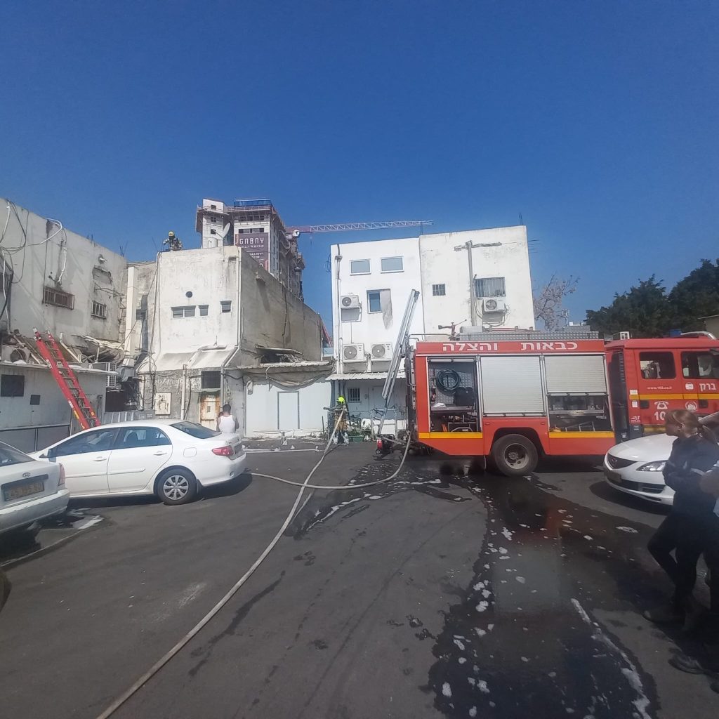 שריפה במסעדה באור יהודה.צילום: תיעוד מבצעי, כבאות והצלה מחוז דן