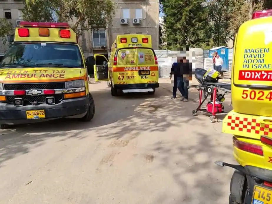 פועלים נפצעו באתר בנייה בגני תקווה. צילום: תיעוד מבצעי מד"א