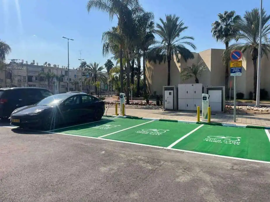 עמדות טעינת רכבים חשמליים אור יהודה. צילום: דוברות עיריית אור יהודה