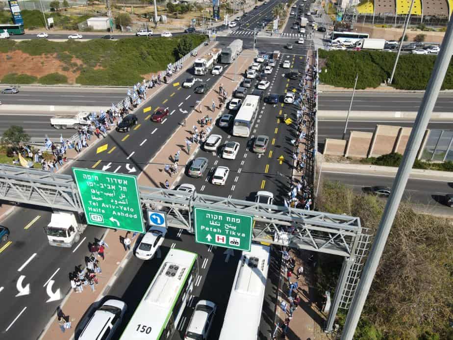 גשר מכבית ( לוי אשכול פינת 471) מפגינים ומחלקים דגלים. צילום: ברק דור