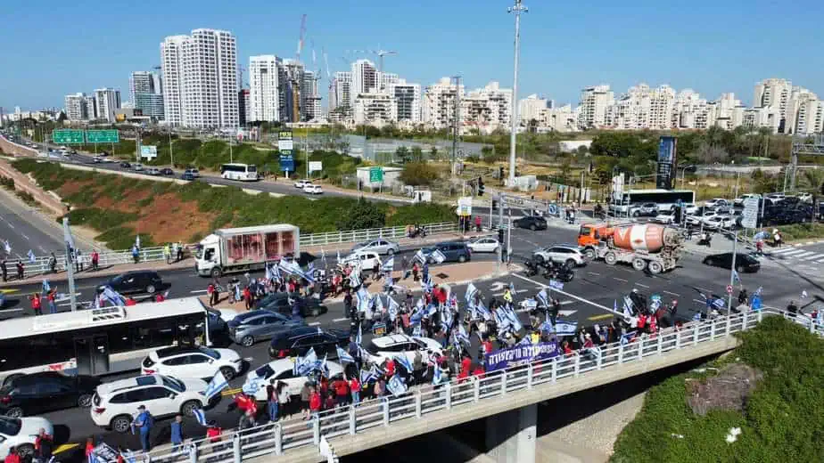 הפגנת הדגלים השבועית בצומת מכבית. צילום: עידו הרשקוביץ
