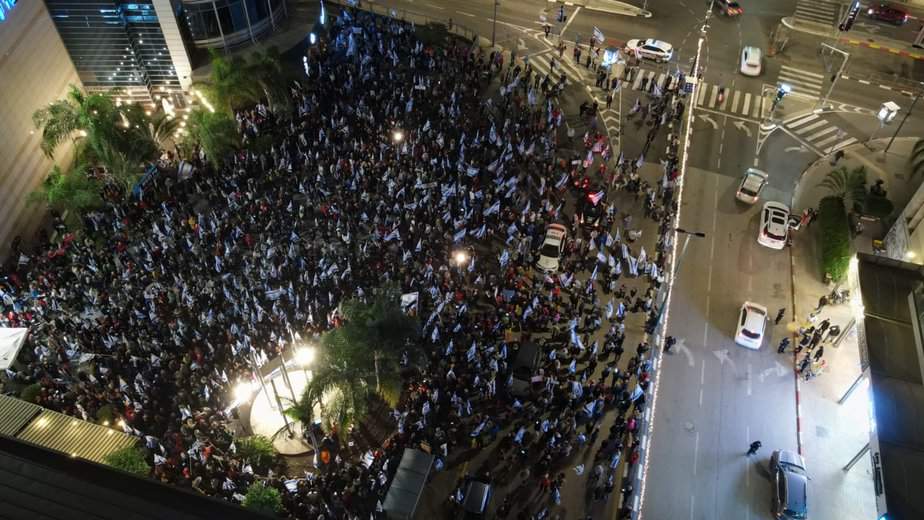 מוצ”ש מחאה בקריית אונו. צילום: ברק דור