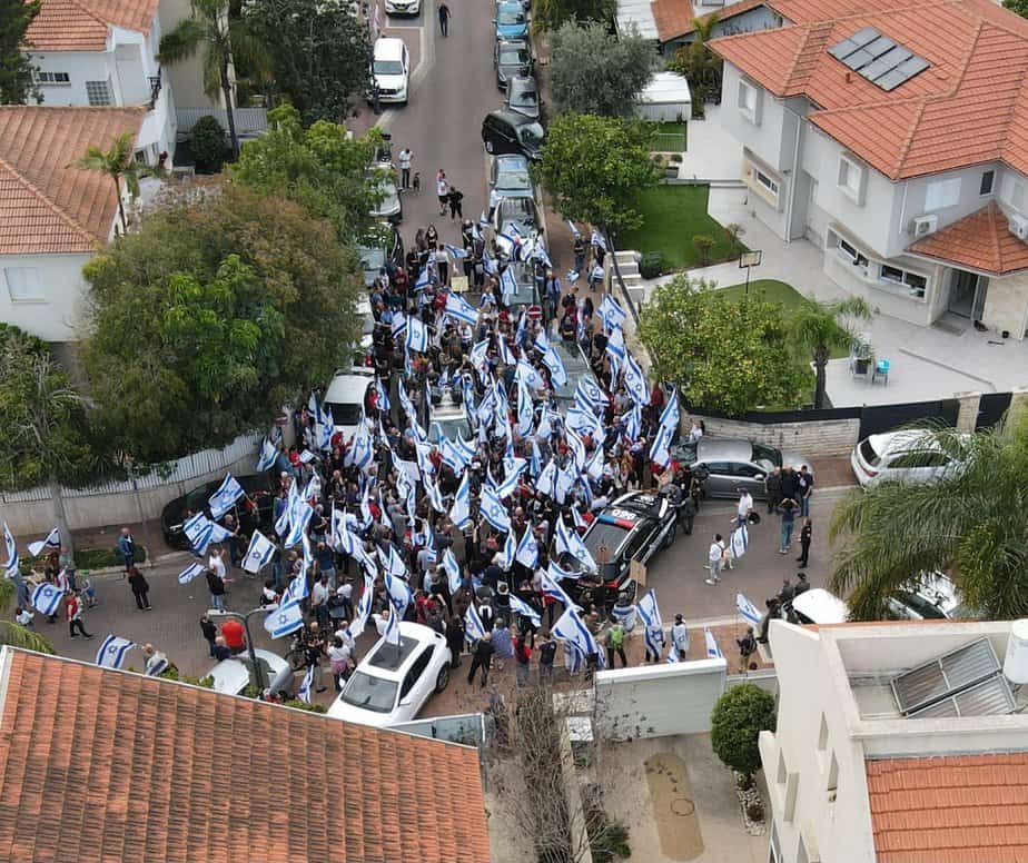 מפגינים אתמול מול ביתו של יו”ר ההסתדרות ארנון בר-דוד. צילום: ברק דור