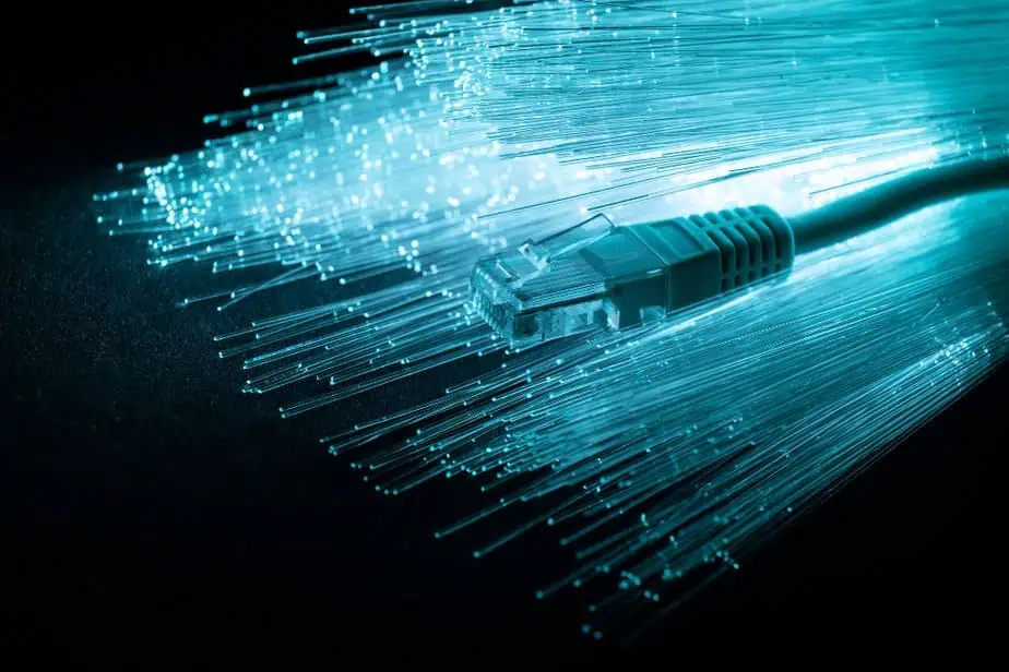 ביי פוסט צילום: freepikblue-optic-fiber-with-ethernet-cable