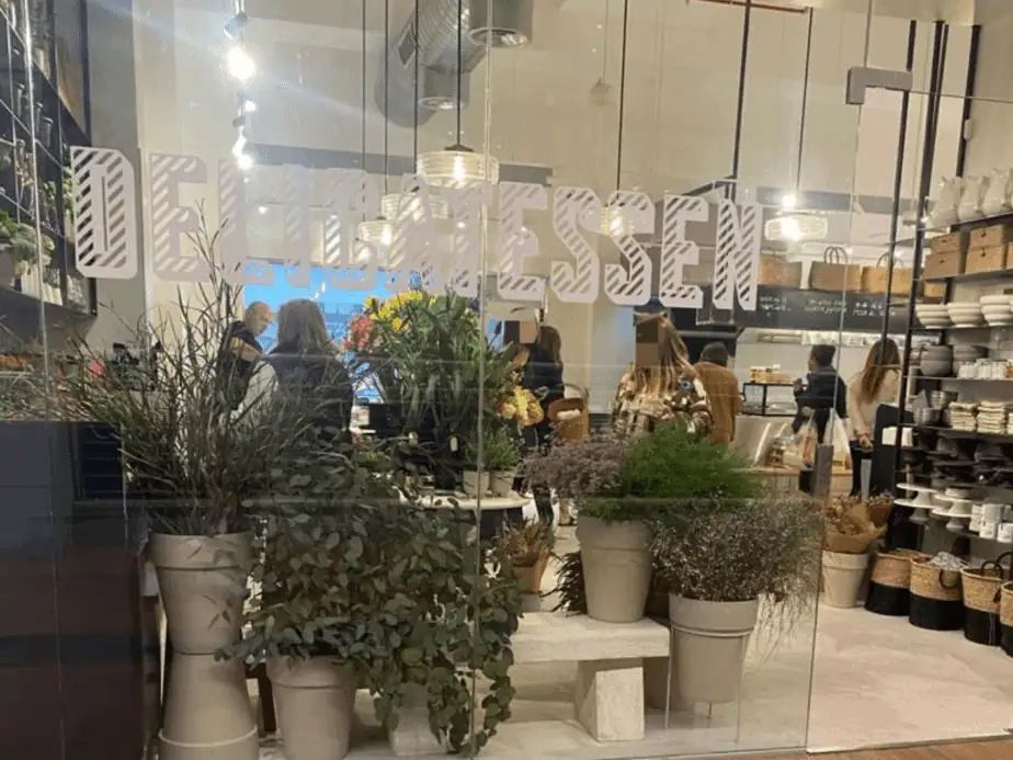 דליקטסן מתחם צים גני תקווה.צילום: ליאור פריבנר