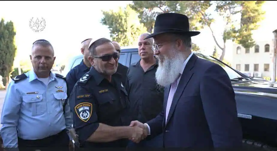 רנ"צ יעקב שבתאי מפכ"ל המשטרה, הגיע היום לביקור במאפיית המצות בכפר חב"ד.צילום דוברות המשטרה