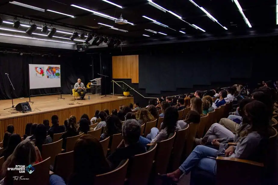 "זיכרון בסלון" לצעירים בקריית אונו. צילום ארכיון דוברות קריית אונו