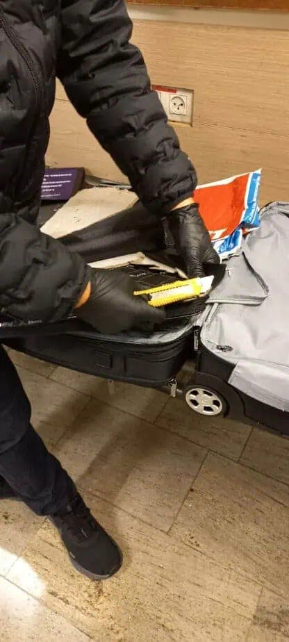 הסמים שנתפסו במזוודה בנתב"ג. צילום: דוברות המשטרה