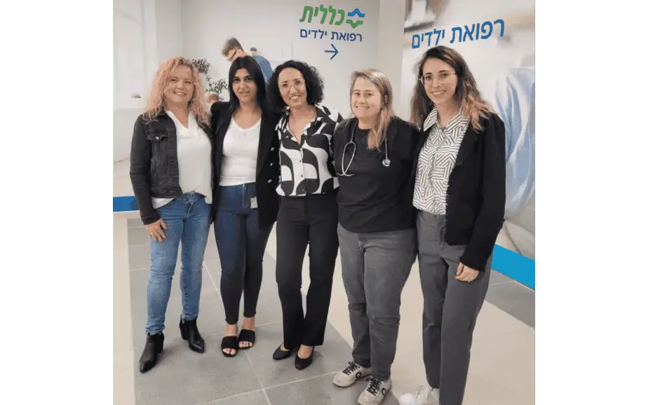 מריה פרידמן ושירלי מירז מהנהלת המינהלת לצדן של ד"ר פז, ד"ר ברמן והילה שלום. צילום: דוברות כללית, מחוז דן-פ"ת