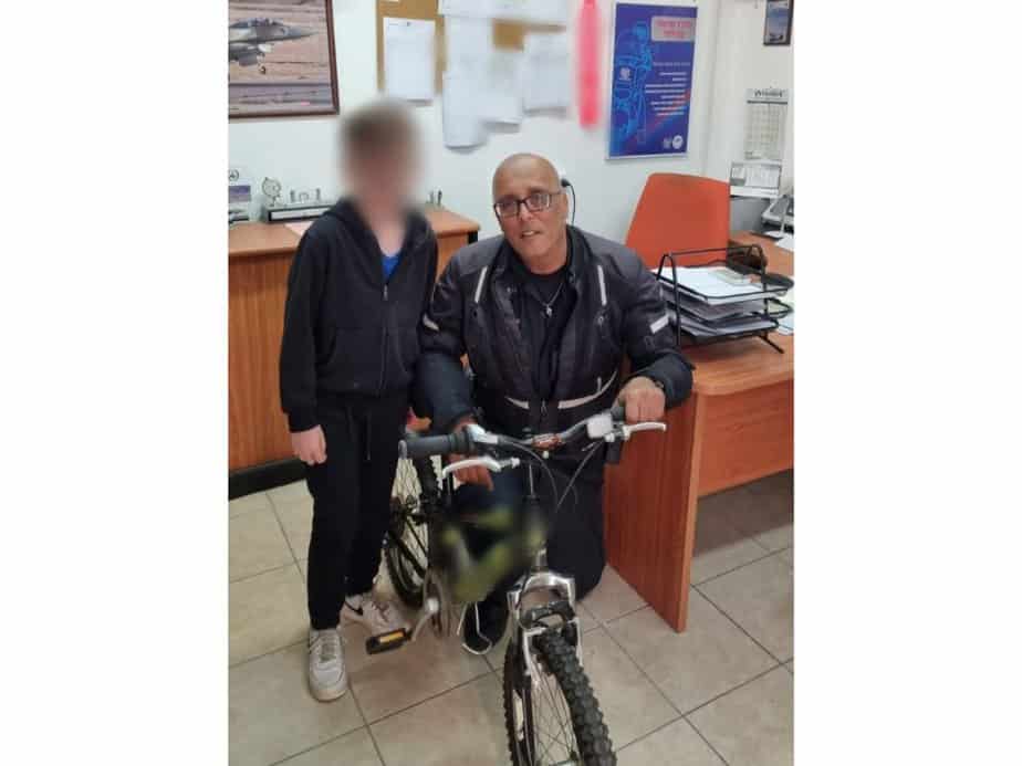 השוטר הקהילתי רנ"ג מיקי שמואל בגני תקווה. צילום: דוברות המשטרה