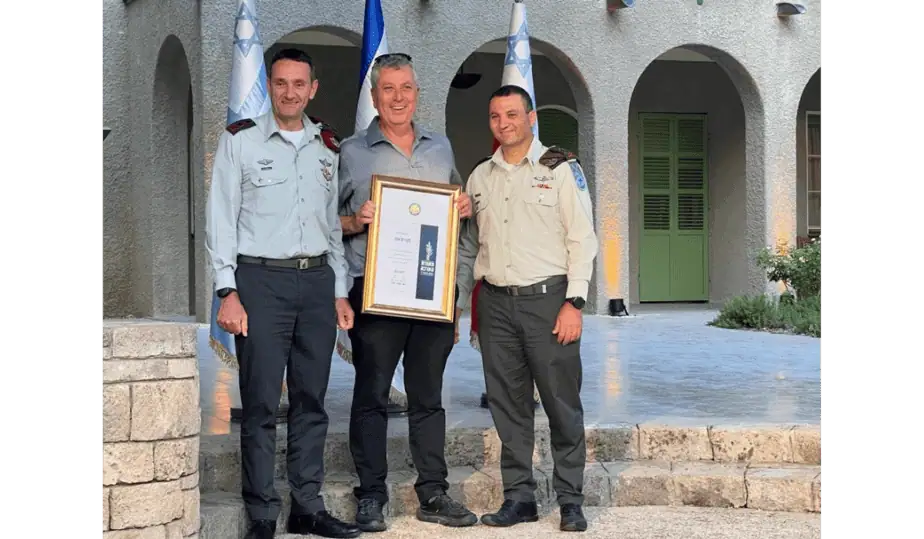 ישראל גל עם הרמטכ" וראש אכ"א. צילום: עיריית קריית אונ