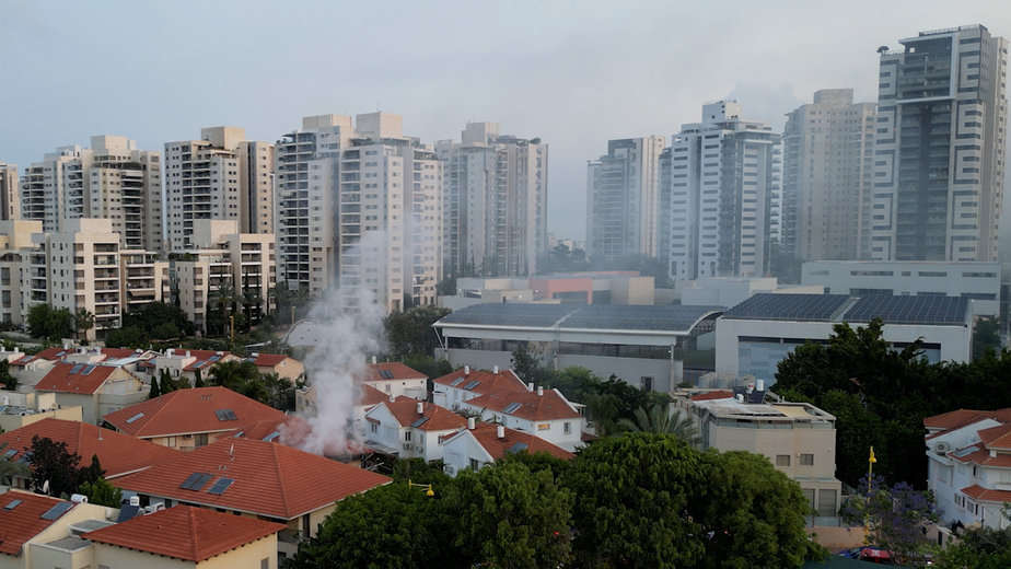 שריפה בבית פרטי בגני תקווה. צילום: אילן בנדנה