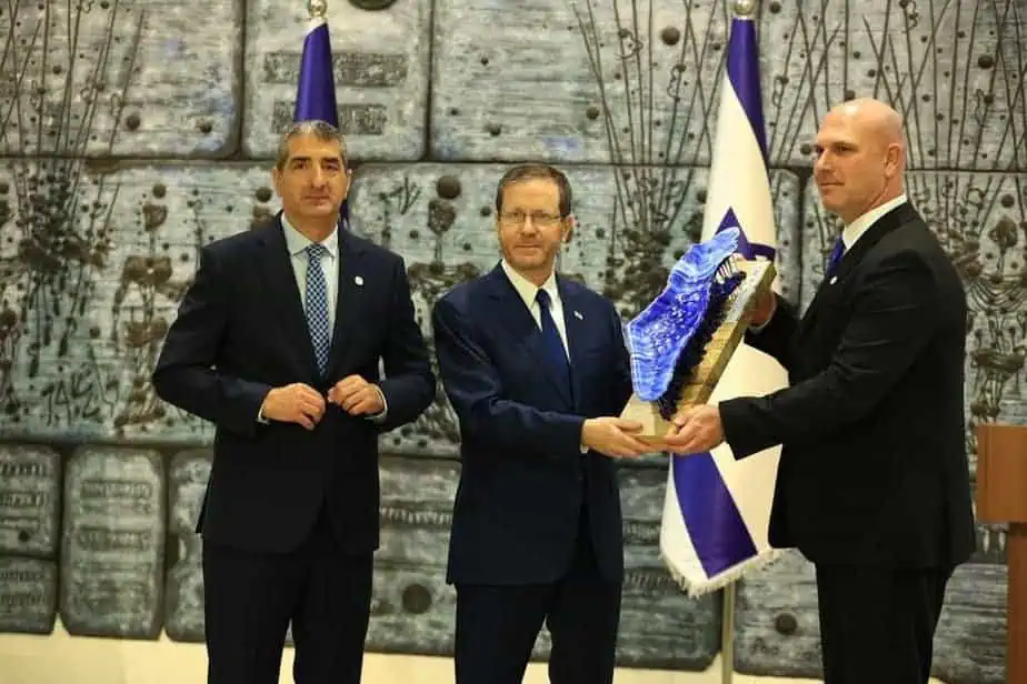 מנהלי ביה"ח שיבא מעניקים לנשיא מתנה. צילום: דוברות שיבא