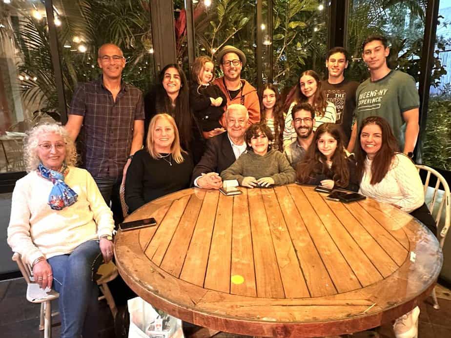 יהודה צביה יקיר העיר יהוד עם משפחתו. צילום פרטי