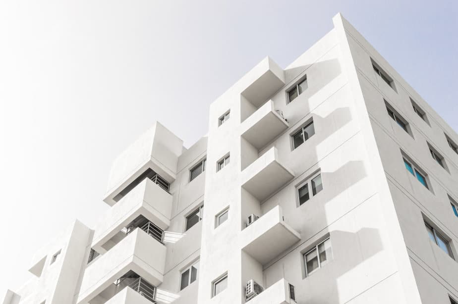 ביי פוסט צילום: freepiklow-angle-shot-facade-white-modern-building-blue-clear-sky