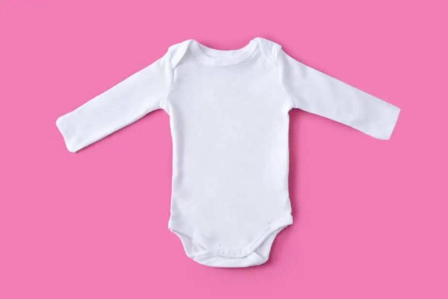 בסט לינקס צילום frewhite-baby-clothes-pink-background-copy-space
