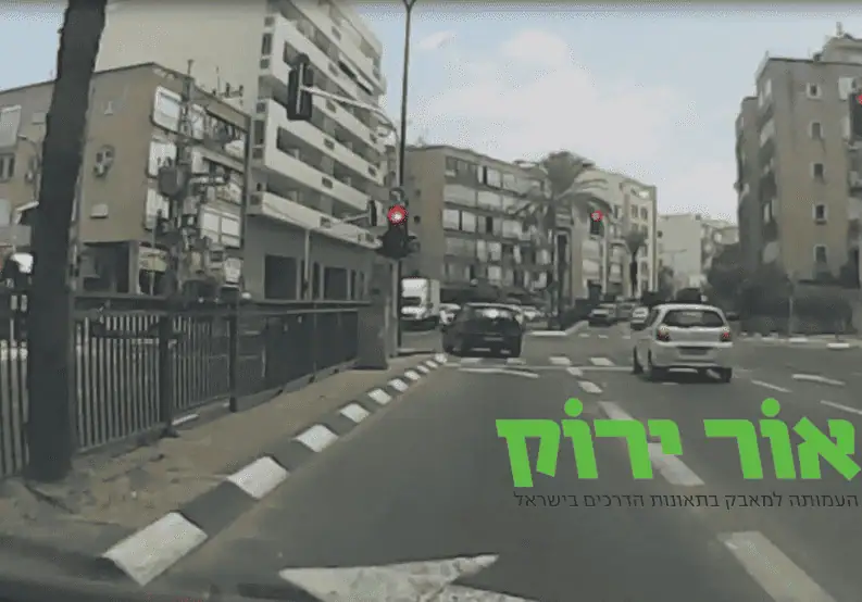 רכב נוסע באדום. צילום: עמותת אור ירוק