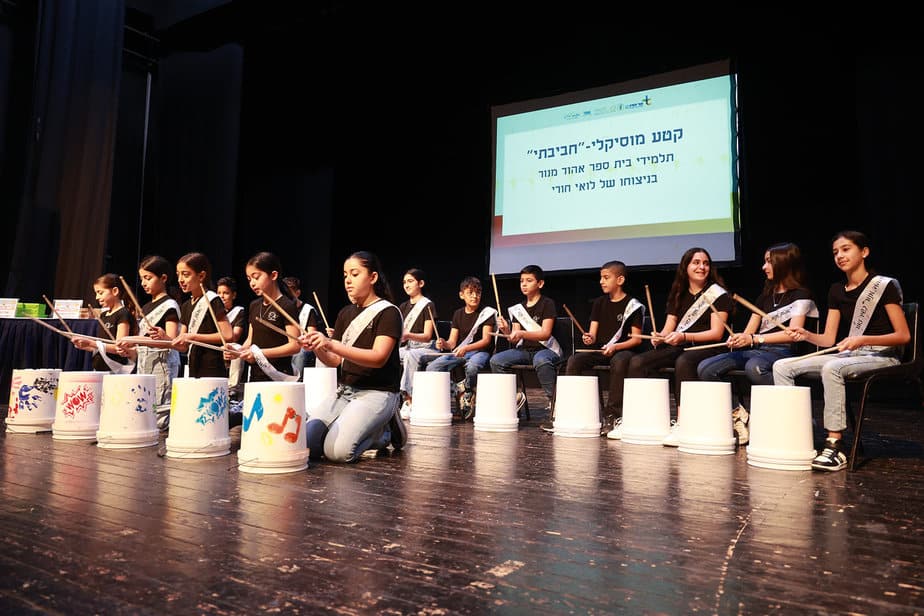 תיפוף מוזיקלי “חביבתי” של תלמידי בי”ס אהוד מנור בניצוחו של לואי חורי. צילום: סטודיו ישראל
