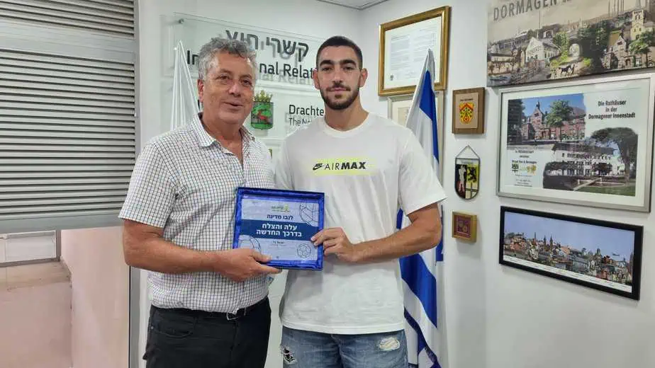 נבו מדינה ממועדון הכדוריד של קריית אונו חתם בקבוצת הכדוריד דיז’ון הצרפתית. צילום: עיריית קריית אונו