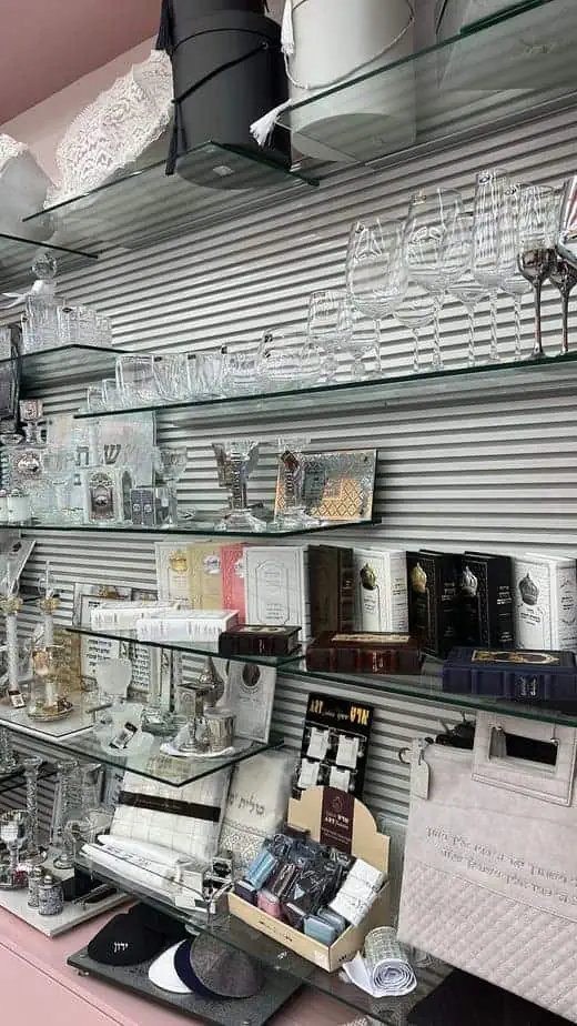באדיבות תפארת המתנות