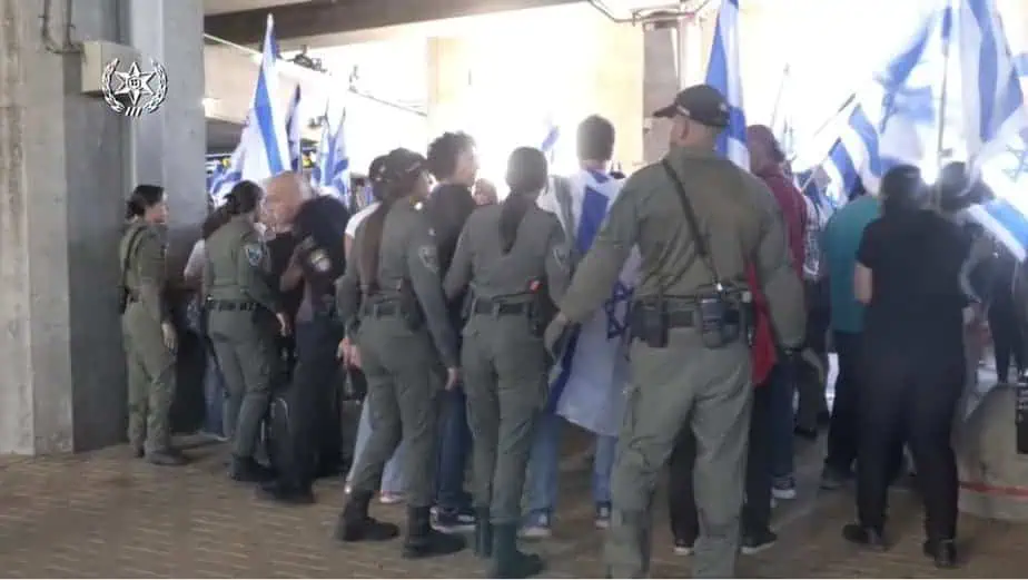 הפרות סדר במחאה החברתית בנתב״ג. צילום: דוברות המשטרה