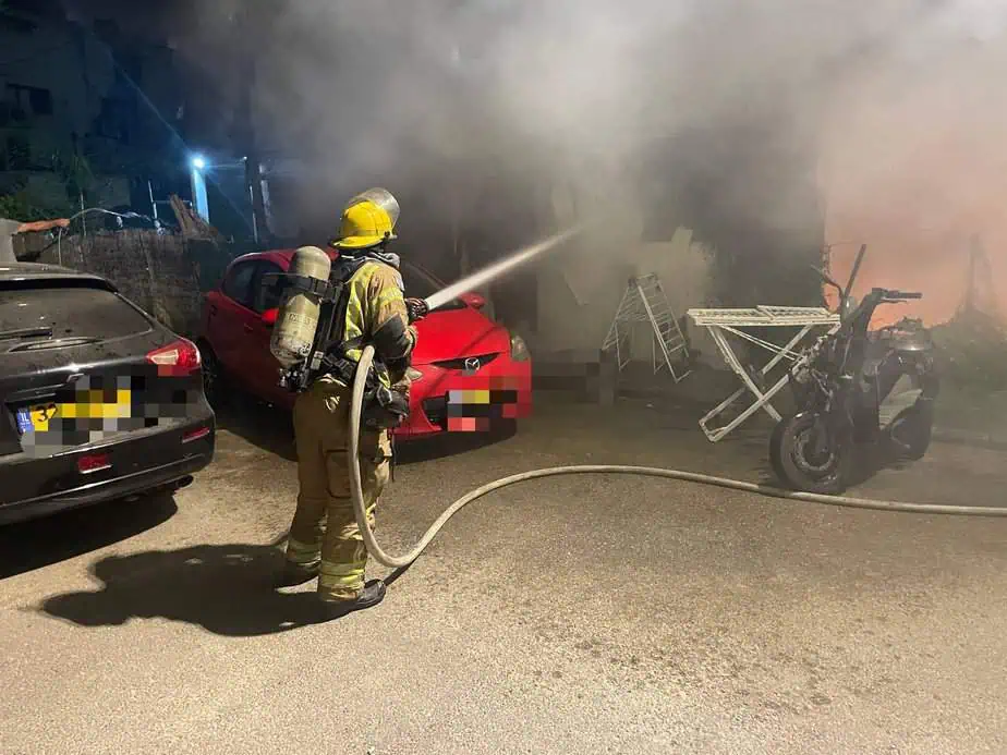 שריפה במחסן צמוד לבנין באור יהודה. צילום: חדשות אור יהודה 24/7