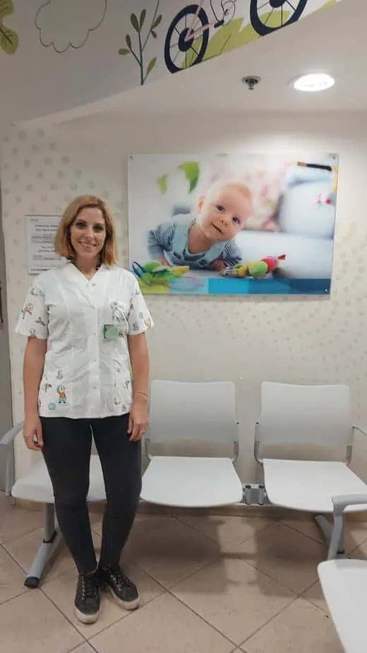 לירון מילמן-מנהלת הסיעוד של טיפת חלב קריית אונו. צילום: מחוז דן כללית