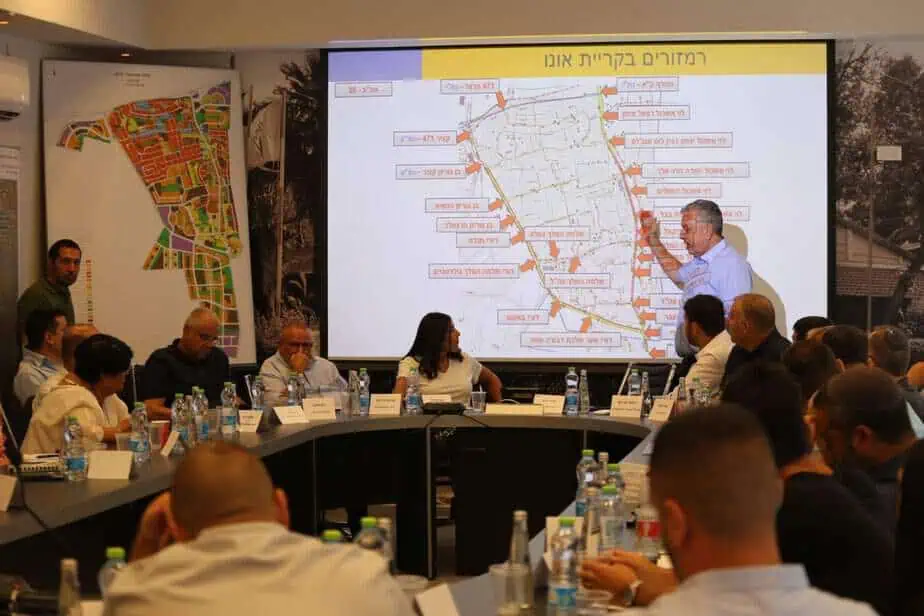 רגב ונציגי משרדה בפגישה עם ישראל גל. צילום: איתן אלחדז