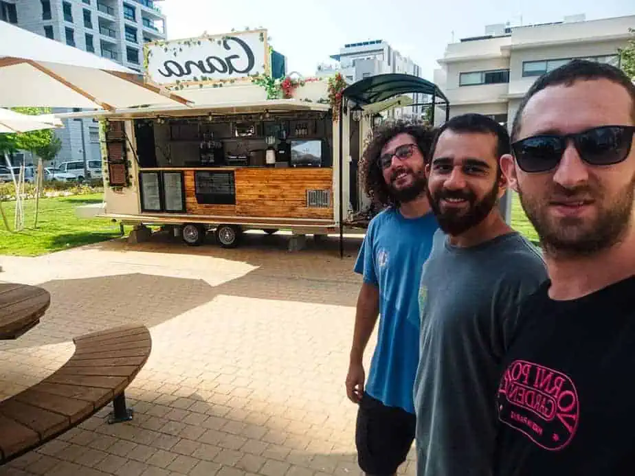 שמחים להגיע לקריית אונו: גיא גרבי ושותפיו טל ודידי בן ישי. צילום: פרטי
