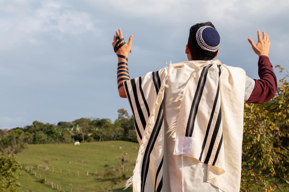 בסט לינקס צילום freepikjuido-latino-wearing-tefilin-kippah-raising-his-hands-praying-while-looking-sky (1)