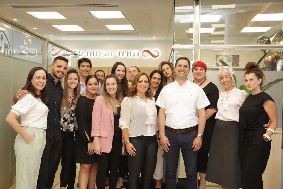צוות סניף קריית אונו ומנהל מרחב דן אבי בדלוב. צילום: יח"צ