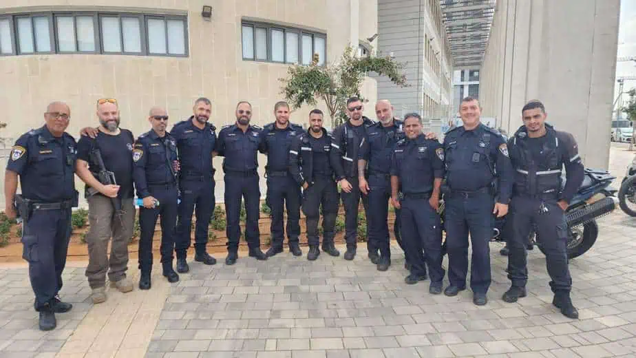 מפקד מרחב דן ושוטרי תחנת מסובים בבית הספר "יצחק נבון". צילום: דוברות המשטרה