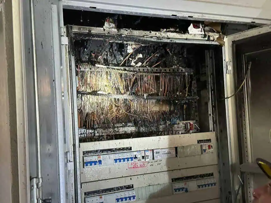 שריפה פרצה בבית הספר אביגדור ורשה קריית אונו. צילום:תיעוד מבצעי, כבאות והצלה מחוז דן