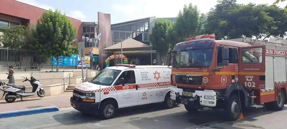 שריפה פרצה בבית הספר אביגדור ורשה קריית אונו. צילום:תיעוד מבצעי, כבאות והצלה מחוז דן