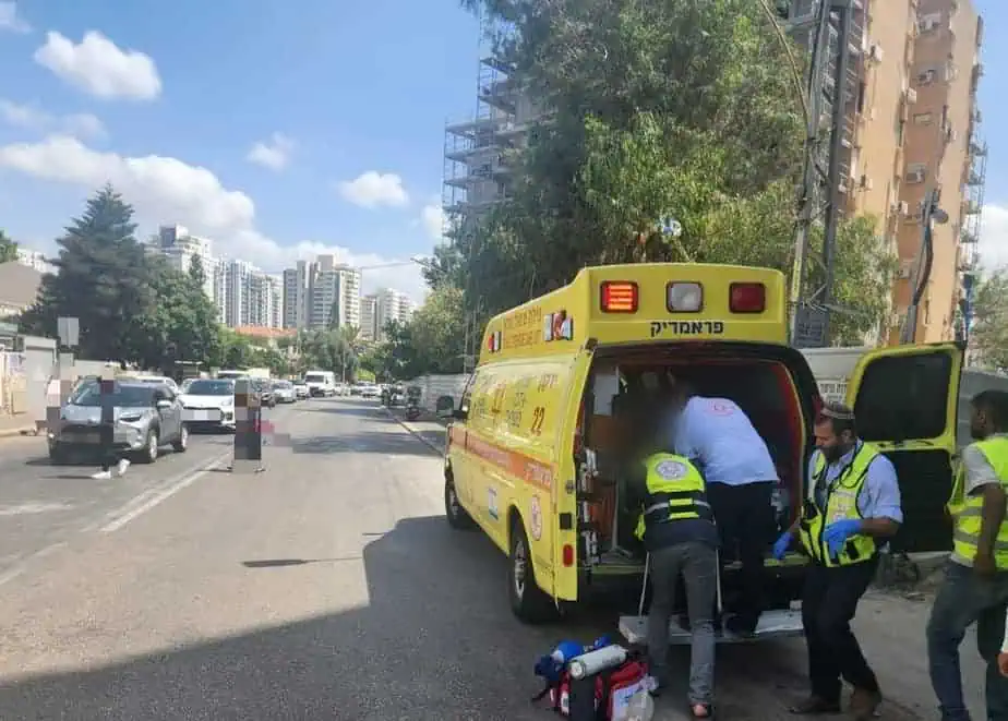 פועל נפל מגובה באתר בניה בקריית אונו. צילום: תיעוד מבצעי דוברות מד"א