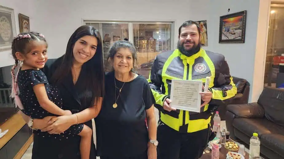 עופרי עם משפחתה וכונן מד"א מאיר שלו שהציל את חייה. צילום: דוברות מד"א