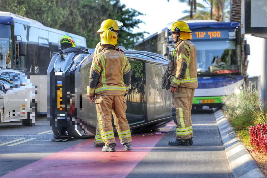 רכב התהפך בקריית אונו. צילום: איתן אלחדז