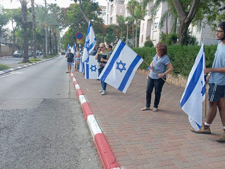 תושבי יהוד יצאו לרחובות עם דגלי ישראל ללוות את הלוויתו של חייל צה”ל סמ”ל דניאל שפרבר ז”ל. צילום: אונו ניוז