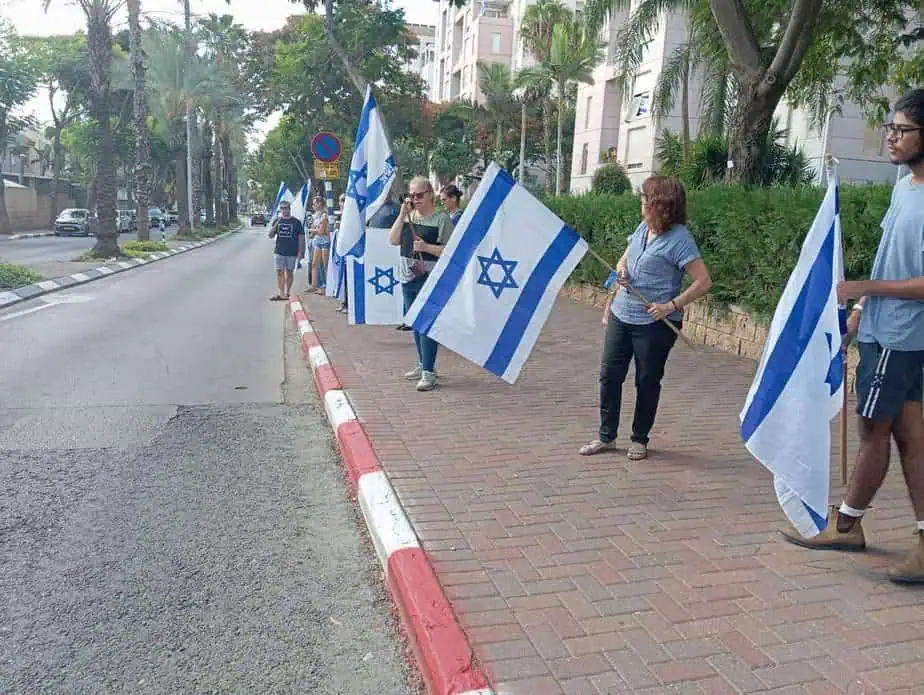 תושבי יהוד יצאו לרחובות עם דגלי ישראל ללוות את הלוויתו של חייל צה"ל סמ"ל דניאל שפרבר ז"ל. צילום: אונו ניוז