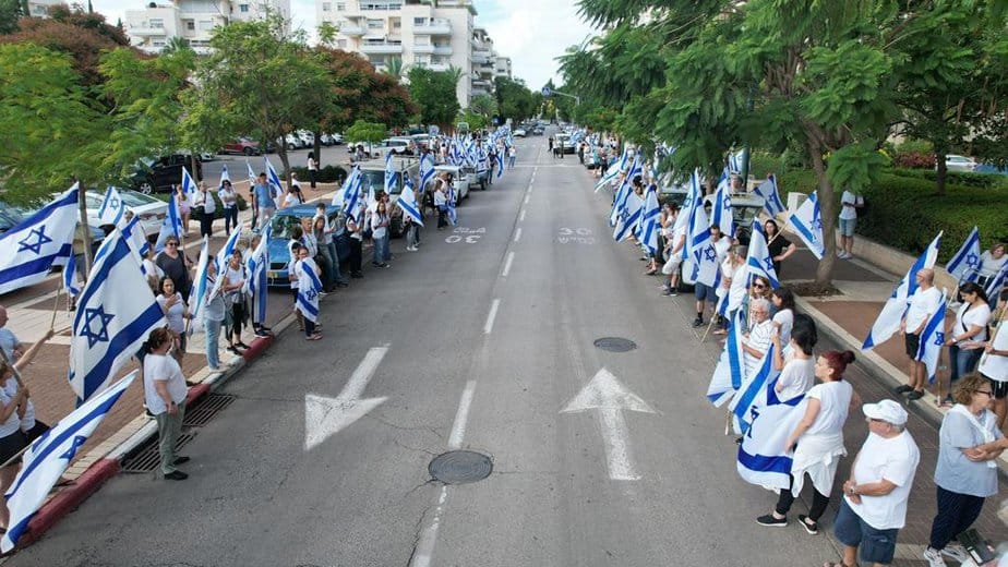 תמונות ממסע הלוויה מקריית אונו לבית העלמין ביהוד של ד״ר דניאל לוי שנרצח ביום הראשון למלחמה במרפאה בקיבוץ בארי בעת שירות המילואים. קרדיט: יריב רובין