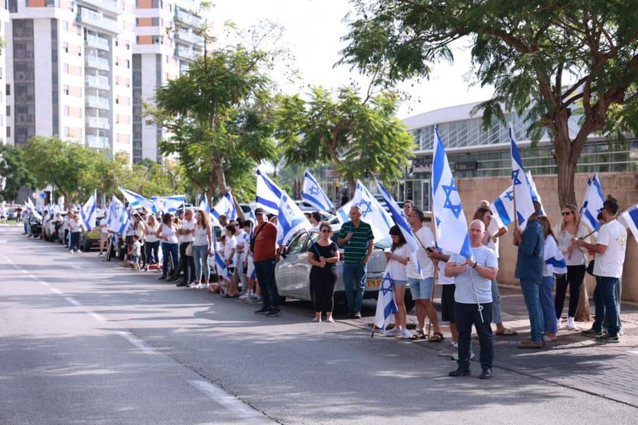 מסע הלוויה של ד״ר דניאל לוי שנרצח ביום הראשון למלחמה במרפאה בקיבוץ בארי בעת שירות המילואים. קרדיט: יריב רובין