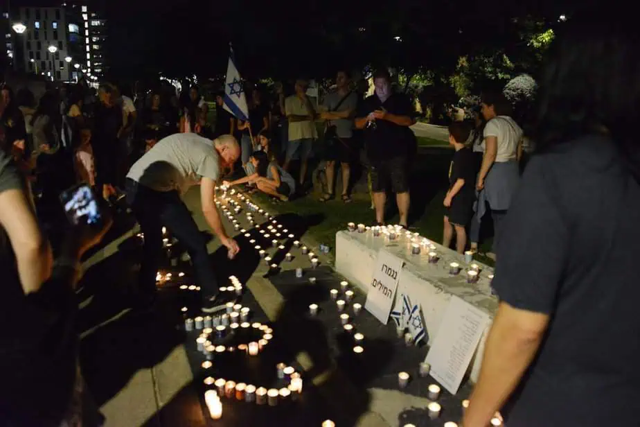 גני תקווה- הדלקת נרות המונית לזכר הנרצחים. צילום: עיריית גני תקווה