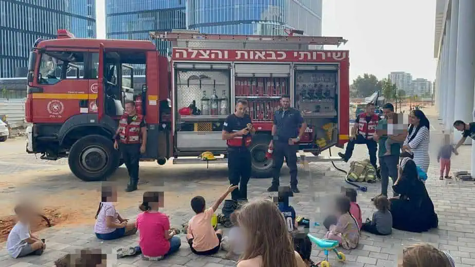 לוחמי האש מחזקים את ילדי הדרום. צילום: דוברות והסברה מחוז דן