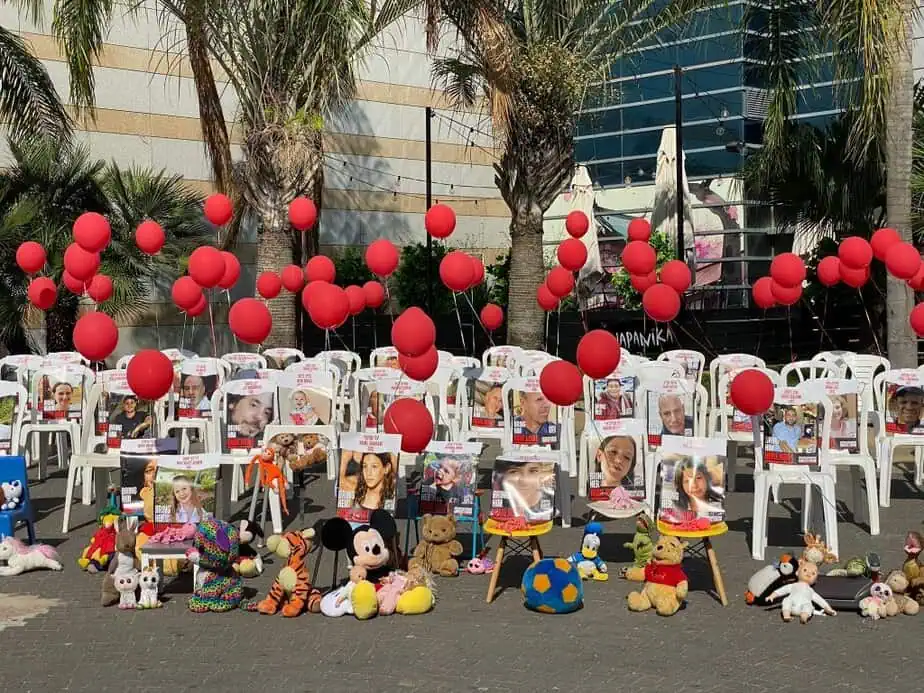 מיצג החטופים והנעדרים המוצג ברחבת קניון קריית אונו. צילום פרטי