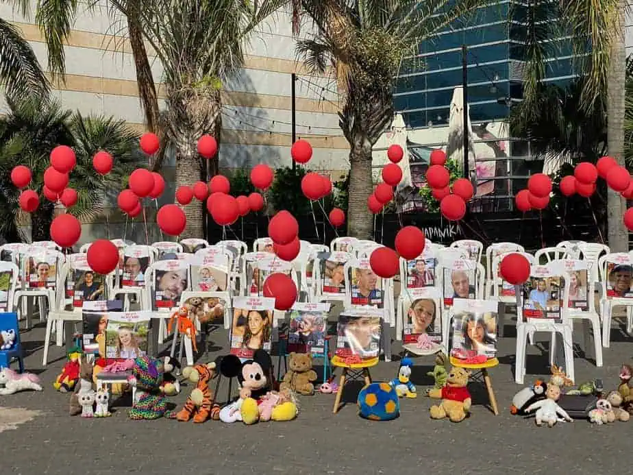 מיצג החטופים והנעדרים המוצג ברחבת קניון קריית אונו