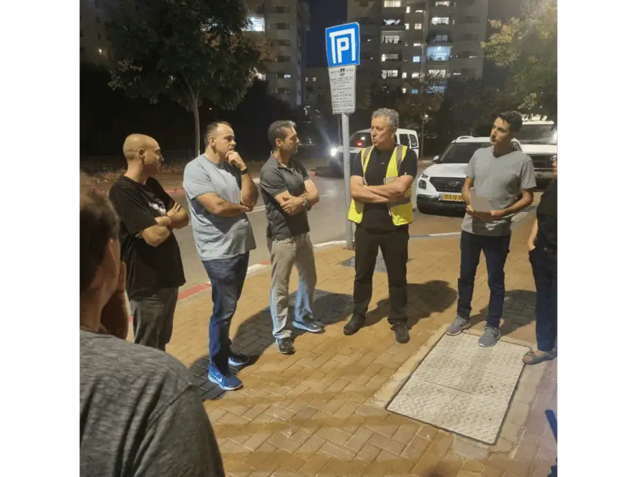 ישראל גל בשיחה עם מתנדבי המשמר העירוני. צילום: עיריית קריית אונו