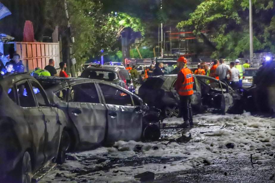 זירת נפילת הטיל בחניון בקריית אונו. צילום: איתן אלחדז ברק