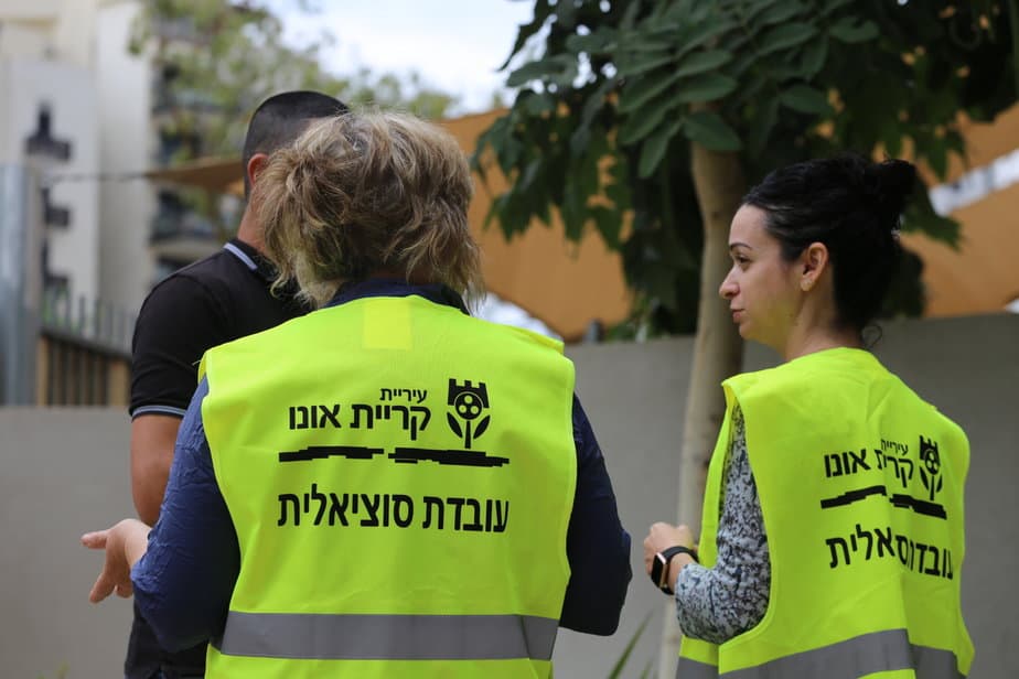 מטפלים בשטח. צילום: איתן אלחדז ברק