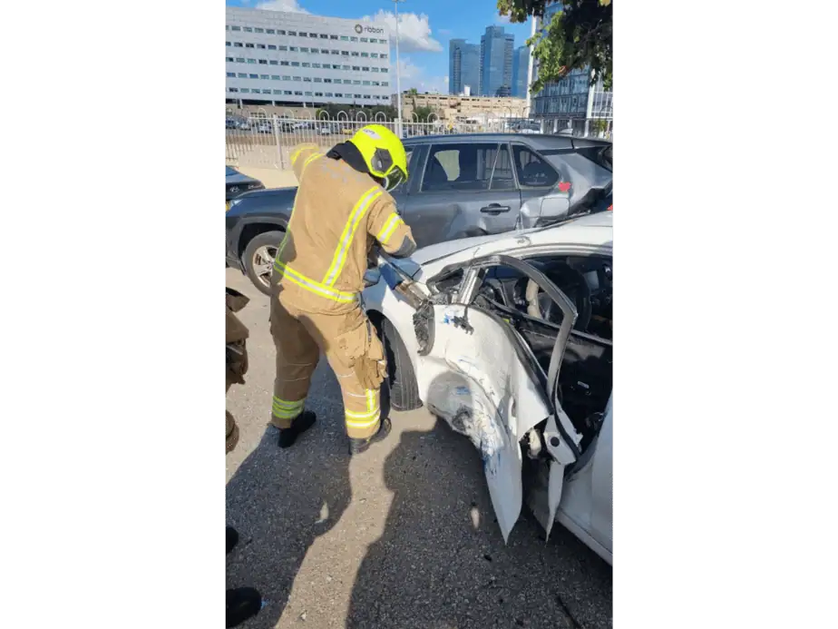 קלכוד בתאונת דרכים בגבעת שמואל חולץ במצב קל . רדיט: תיעוד מבצעי, כבאות והצלה מחוז דן